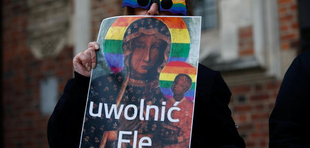 Plakat mit der Regenbogen-Madonna bei einer Kundgebung am 6. Mai... Plakat mit der Regenbogen-Madonna bei einer Kundgebung am 6. Mai...