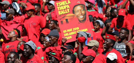 EFF-Anhänger am 5. Mai in Johannesburg mit einem Plakat ihres Sp...