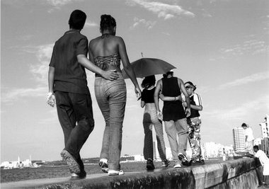 Junge Paare auf dem Malecon in Havanna – staatliche Organisation...