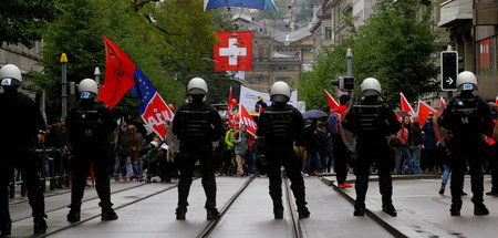 Schweizer Polizisten bei einer Demonstration in Zürich (1.5.2018...