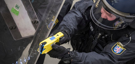 Polizei_mit_Taser_57901708.jpg