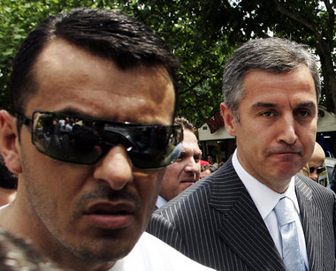 Separatistenführer Milo Djukanovic (r) am Sonntag in Podgorica