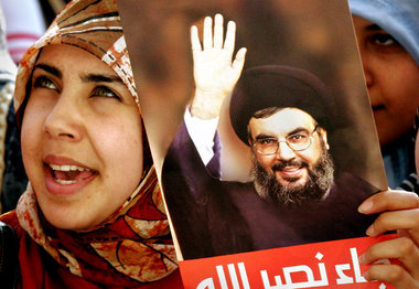 Porträts von Hisbollah-Chef Scheich Hassan Nasrallah sind bei an...
