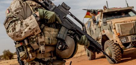 Bundeswehrsoldat mit einem Sturmgewehr von Heckler und Koch in G