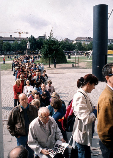 Die Menschenschlange vor der documenta 9, Kassel 1991