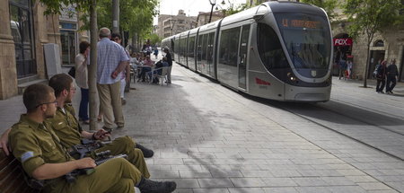 Zwei israelische Soldaten warten in Jerusalem auf die Straßenbah... Zwei israelische Soldaten warten in Jerusalem auf die Straßenbah...
