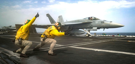 Ein Kampfjet startet vom Flugzeugträger »USS Abraham Lincoln« im... Ein Kampfjet startet vom Flugzeugträger »USS Abraham Lincoln« im...