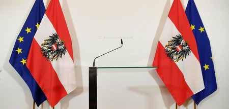 »Genug ist genug«: Das Rednerpult vor der Pressekonferenz des ös... »Genug ist genug«: Das Rednerpult vor der Pressekonferenz des ös...