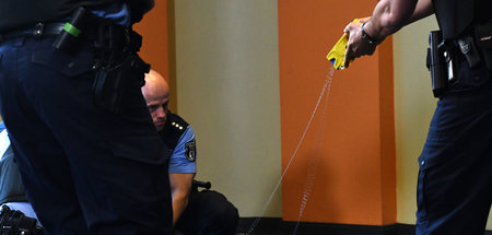 Polizei_testet_Taser_54304973.jpg