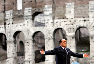 Großes Theater – Favorit Berlusconi vor dem Colosseum in Rom