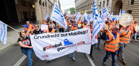 Bahner der EVG forderten am Montag in Berlin mehr Geld fürs Glei...