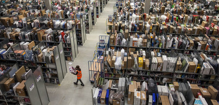 Ausbeuter Amazon: Die Beschäftigten in den großen Lagern stehen ...