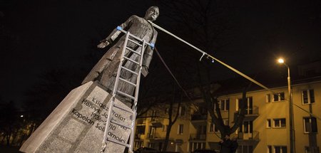 Wut: Am 21. Februar holten Kirchengegner die Statue des Priester...