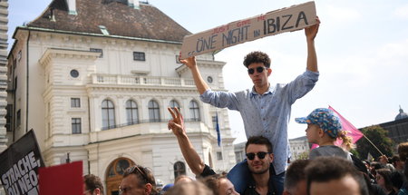 Demonstrantinnen und Demonstranten auf dem Wiener Ballhausplatz ...