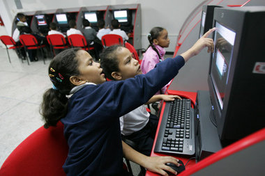 Entfaltung des kindlichen Lernvermögens: Schülerinnen in Caracas...