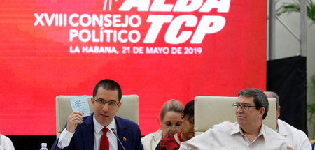 Venezuelas Außenminister Jorge Arreaza (l.) neben seinem kubanis...