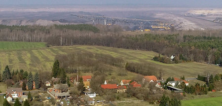 Ortschaft Proschim in Brandenburg, im Hintergrund der Braunkohle...