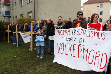 Lübbener Bürger erinnerten am Samstag mit Holzkreuzen an die Opf...