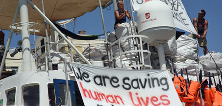 Harren aus: Die Lebensretter der »Mission Lifeline« scheuen den ... Harren aus: Die Lebensretter der »Mission Lifeline« scheuen den ...