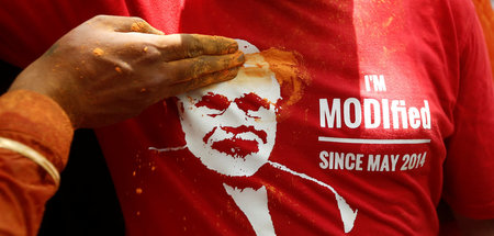 Feiernde Anhänger der BJP vor der Parteizentrale in Neu Delhi am... Feiernde Anhänger der BJP vor der Parteizentrale in Neu Delhi am...
