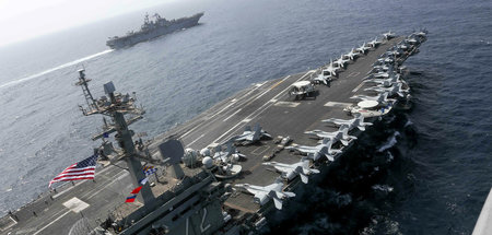 Drohgebärde. Die USS Abraham Lincoln im Arabischen Meer, Foto vo