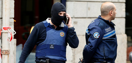 Polizei nach dem vermeintlichen Bombenattentat in Lyon