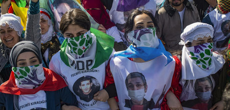 Anhänger der HDP protestierten am 24. März mit T-Shirts, auf den... Anhänger der HDP protestierten am 24. März mit T-Shirts, auf den...