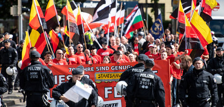 Unter strengem Polizeischutz: Aufmarsch der Partei »Die Rechte« ... Unter strengem Polizeischutz: Aufmarsch der Partei »Die Rechte« ...