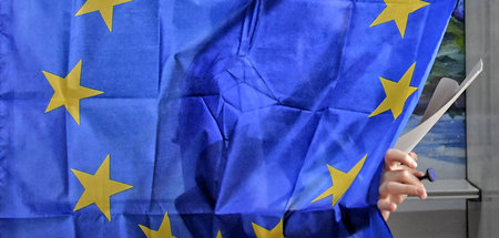Die Flagge der EU kann, wie hier als Vorhang einer Wahlkabine im...