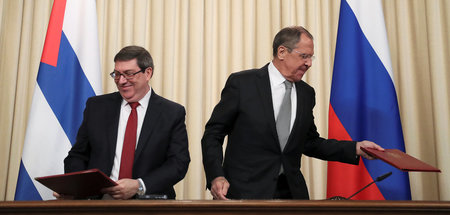 Russlands Außenminister Sergej Lawrow (r.) und sein kubanischer ...