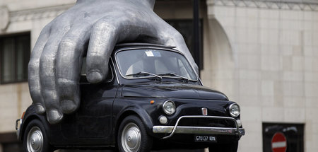 Ein kleiner Fiat »500« in den Händen der Autogiganten, Skulptur ...