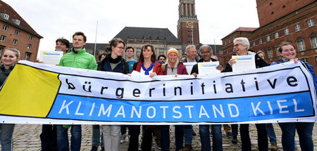 Mitglieder der Bürgerinitiative »Klimanotstand Kiel« rufen den K...