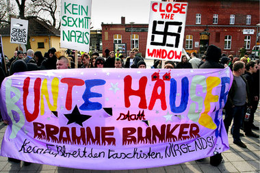 Protest gegen Neonaziklub vor dem Lübbener Bahnhof Protest gegen Neonaziklub vor dem Lübbener Bahnhof