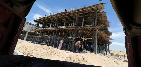 Palästinensischer Arbeiter auf einer Baustelle im südlichen Gaza...