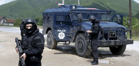 Kosovarische Spezialkräfte sichern eine Razzia am Dienstag im no...