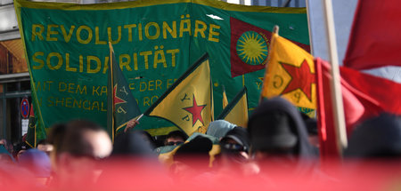 Polizei und Justiz in der BRD wird die Solidarität mit der kurdi...