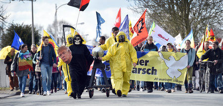 Ostermarsch im nordrhein-westfälischen Gronau: Teilnehmer demons...