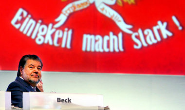 Auf dem SPD-Bundesparteitag im Oktober 2007 schloß Parteichef Ku... Auf dem SPD-Bundesparteitag im Oktober 2007 schloß Parteichef Ku...