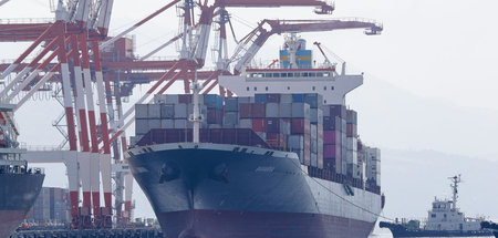 Das Frachtschiff »MV Bavaria« wird im Hafen von Subic Bay mit Mü...