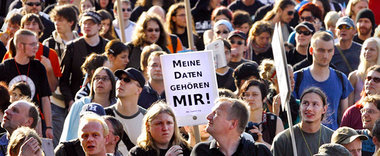 Auch nach dem Karlsruher Urteil zum Schutz der privaten Daten ba... Auch nach dem Karlsruher Urteil zum Schutz der privaten Daten ba...