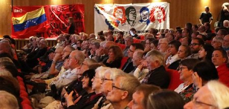 Voller Saal: 750 BesucherInnen kamen zur Soliveranstaltung für d