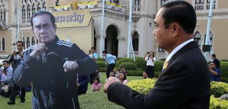 Nicht von Pappe, oder doch? Prayuth Chan-ocha beim Boxkampf gege...