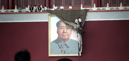 Arbeiter verhängen am 23. Mai 1989 das Bildnis Mao Zedongs auf d...