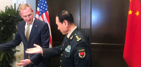 Der Verteidigungsminister Chinas Wei Fenghe (r.) und sein geschä...