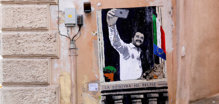 Vizepremier Salvini macht Selfie und lächelt die Historie locker...