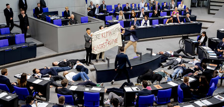 »Die-in« am Dienstag im Plenarsaal: Einem Teilnehmer von »Jugend...