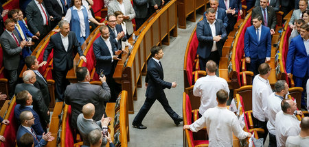 Der Präsident der Ukraine, Wolodimir Selenskij, schreitet am 20....