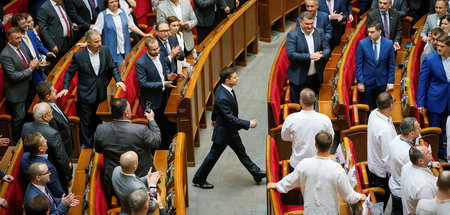 Der Präsident der Ukraine, Wolodimir Selenskij, schreitet am 20....