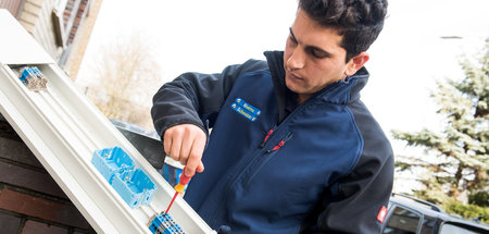 Azubi aus Syrien an Schalterleiste (Archivbild, Hamburg, Februar...