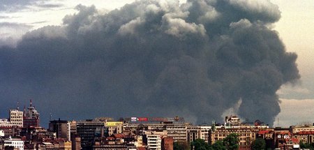 Die Bombardierungen bestimmen den Alltag: NATO-Luftangriff auf B...